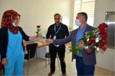 Hatay'da sağlık çalışanlarına 2 bin adet gül dağıtıldı Hatay'da sağlık çalışanlarına 2 bin adet gül dağıtıldı
