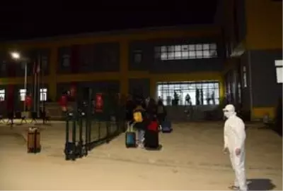 İngiltere'den getirilen 252 kişi gözetim altında tutulacakları yurda yerleştirildi İngiltere'den getirilen 252 kişi gözetim altında tutulacakları yurda yerleştirildi