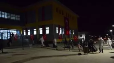 İngiltere'den getirilen 252 kişi gözetim altında tutulacakları yurda yerleştirildi İngiltere'den getirilen 252 kişi gözetim altında tutulacakları yurda yerleştirildi
