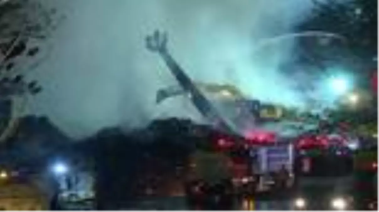 Küçükçekmece'de kağıt fabrikasında çıkan yangını söndürme çalışmaları sürüyor