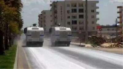 Mardin'de caddeler TOMA tarafından köpüklü suyla yıkandı Mardin'de caddeler TOMA tarafından köpüklü suyla yıkandı