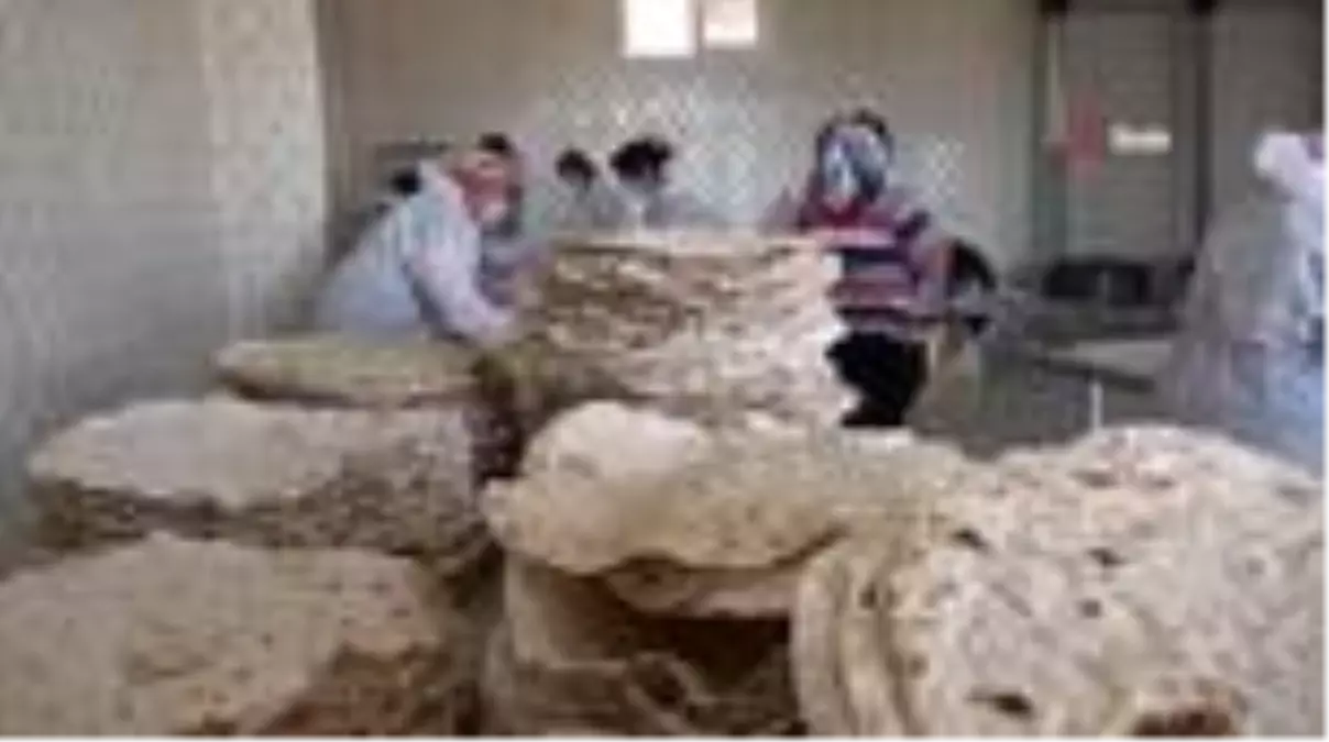 Sokağa çıkma kısıtlamasında yufkalar pişirildi, çorba kazanları kaynadı
