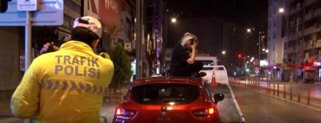 Sokağa çıkma yasağında trafikte alkollü yakalanan iki kadın, ortalığı birbirine kattı.