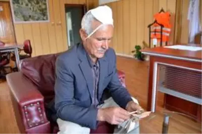 Yolda bulduğu parayı sahibine teslim etti Yolda bulduğu parayı sahibine teslim etti