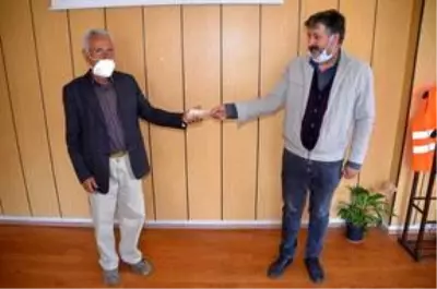 Yolda bulduğu parayı sahibine teslim etti Yolda bulduğu parayı sahibine teslim etti