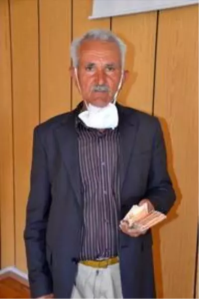 Yolda bulduğu parayı sahibine teslim etti Yolda bulduğu parayı sahibine teslim etti