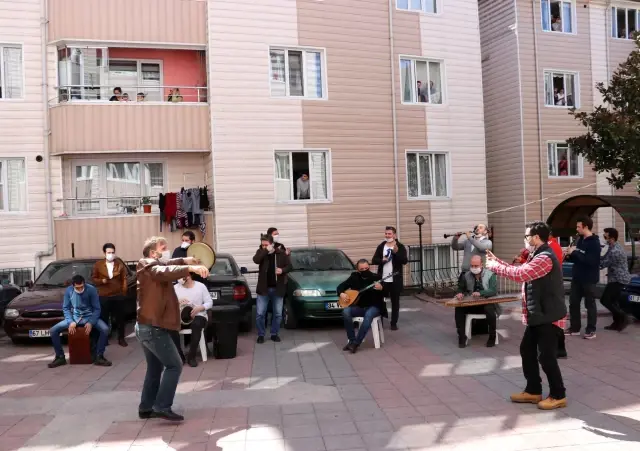 Zonguldak�ta evde kalan vatandaşlara müzik ziyafeti haberi fotografı
