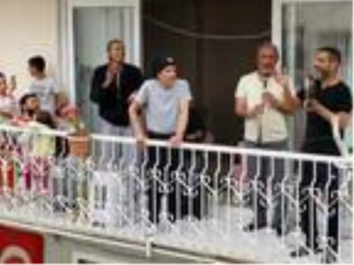 Balkonda konser verdiler