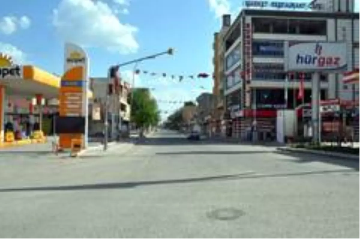 Hafta sonunda Akçakale'de terk edilmiş şehir görüntüsü