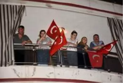 İncirliova kırmızı beyaza büründü İncirliova kırmızı beyaza büründü