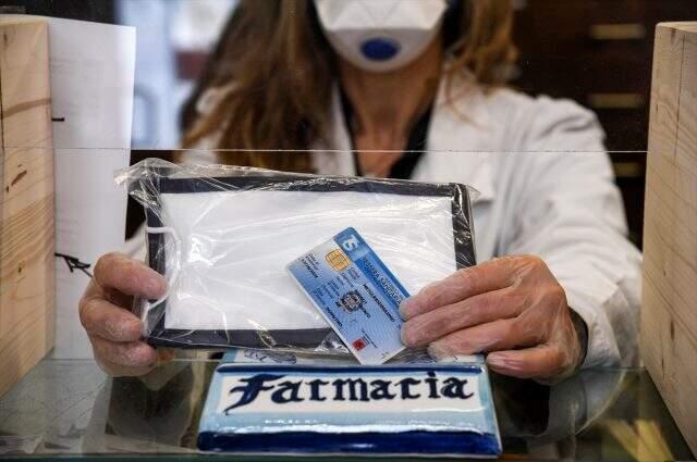 İtalya'nın Toskana Bölgesi'nde Türkiye'de olduğu gibi eczaneler maske dağıtımına başladı