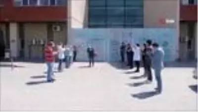 Korona virüsü yenen sağlık çalışanı alkışlarla taburcu edildi Korona virüsü yenen sağlık çalışanı alkışlarla taburcu edildi
