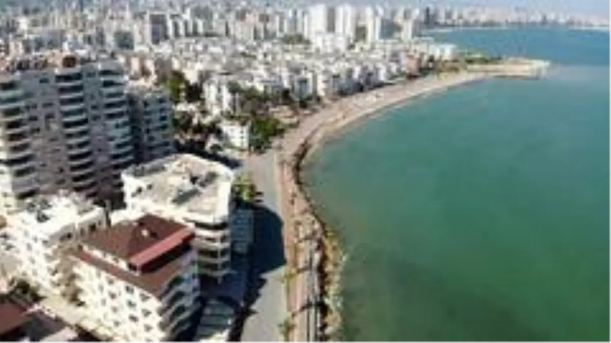 Mersin'de cadde ve sokaklar boş kaldı