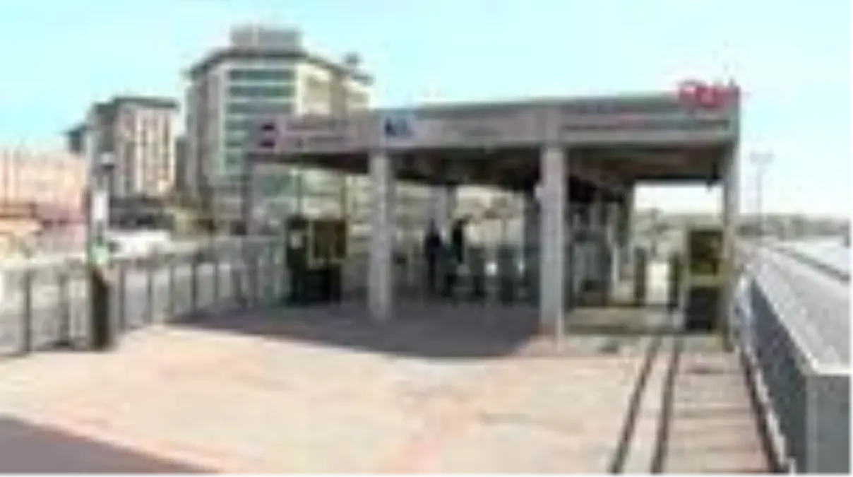 METROBÜS VE OTOBÜSLERDE SEFER AZLIĞINDAN YAKINDILAR