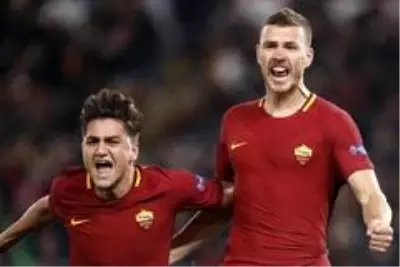 Roma'da futbolcular ve teknik ekip, 4 aylık maaşlarından vazgeçti Roma'da futbolcular ve teknik ekip, 4 aylık maaşlarından vazgeçti