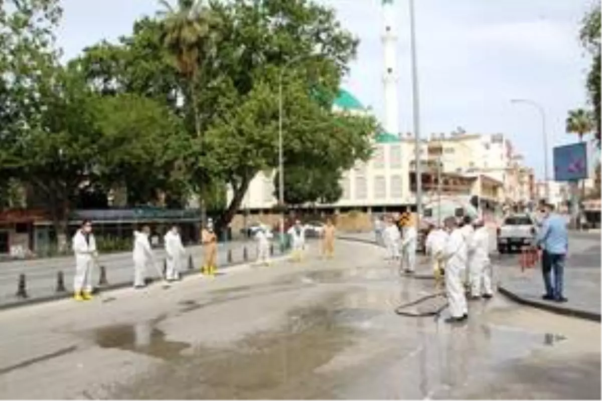 Serik'te cadde ve sokaklar deterjanlı suyla yıkandı