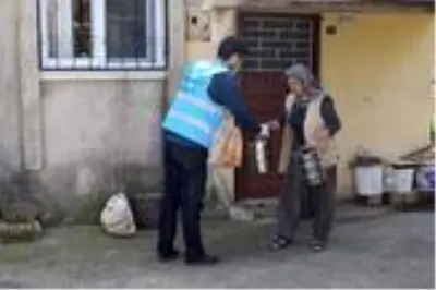 TDV gönüllüleri ve din görevlileri yaşlı ve hastaların yardımına koşuyor