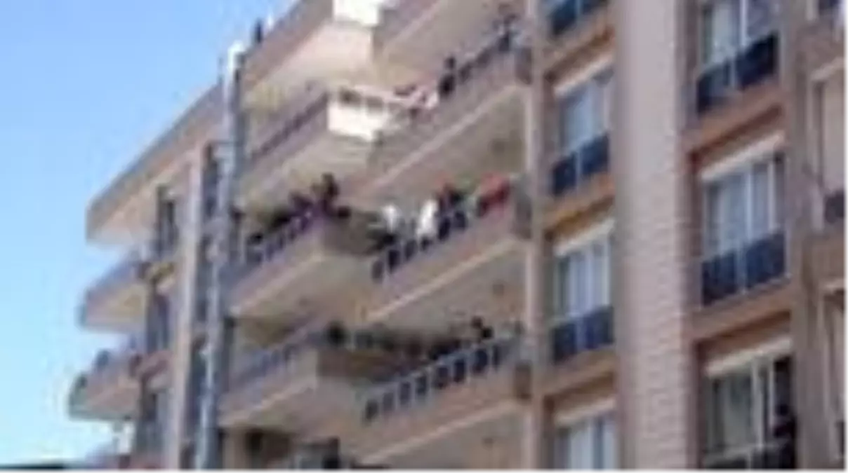 Temizlik için çağırdıkları belediye ekiplerine müzik sürprizi