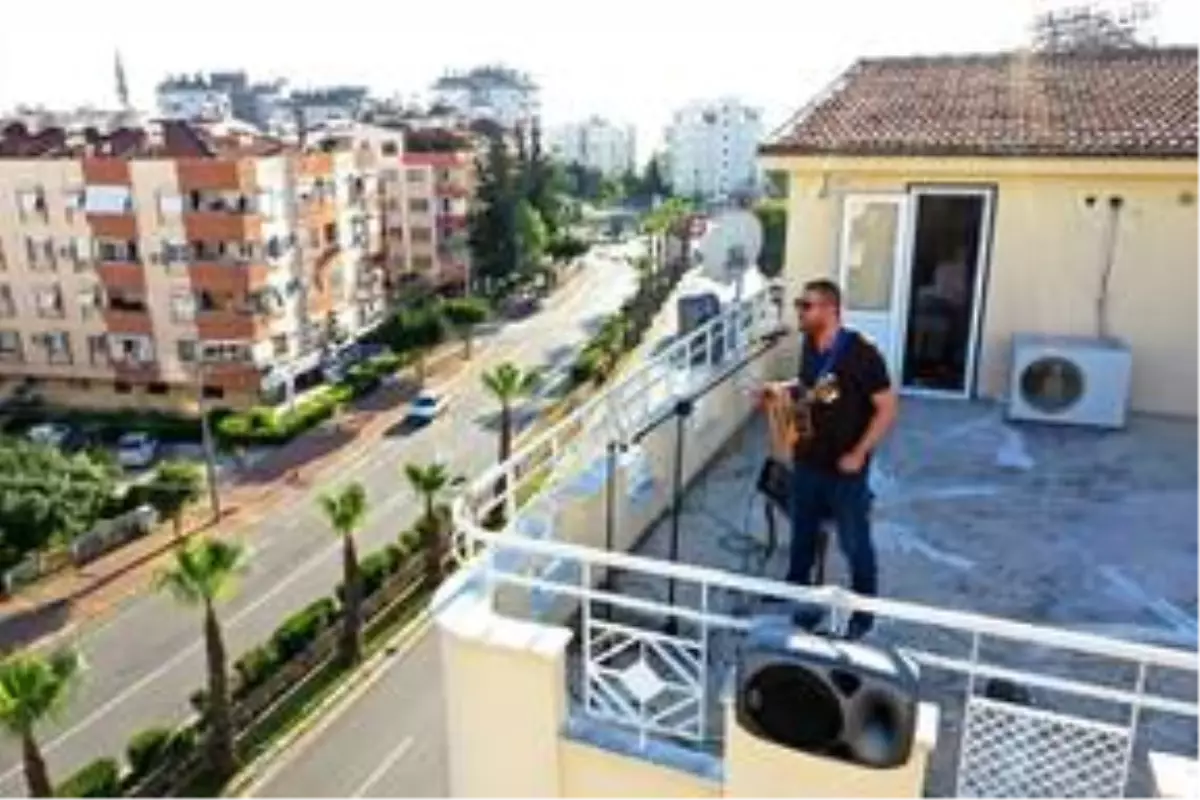 Terasından konser veren müzisyene komşuları balkon ve pencerelerinden eşlik etti