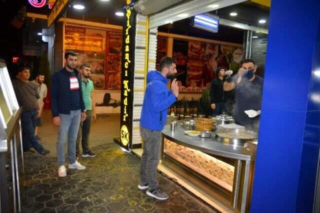 Adanalılar, sokağa çıkma yasağının bitmesiyle soluğu kebapçı ve şırdancılarda aldı.