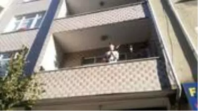Balkondan konser veren 19'luk gence polis sirenle eşlik etti.