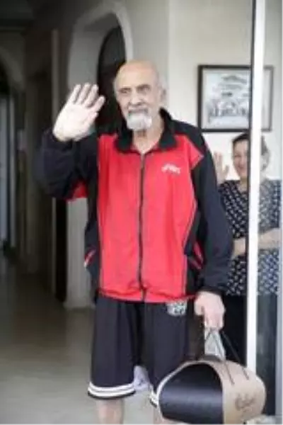 Başkan Böcek'ten Timur dedeye doğum günü sürprizi Başkan Böcek'ten Timur dedeye doğum günü sürprizi