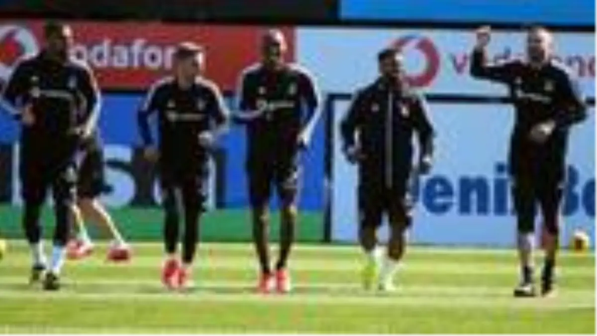 Beşiktaşlı futbolcular 1 aylık aranın ardından sahada antrenmanlara başladı