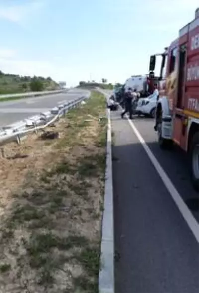 Denizli'de bariyerelere çarpan otomobildeki 3 kişi yaralandı