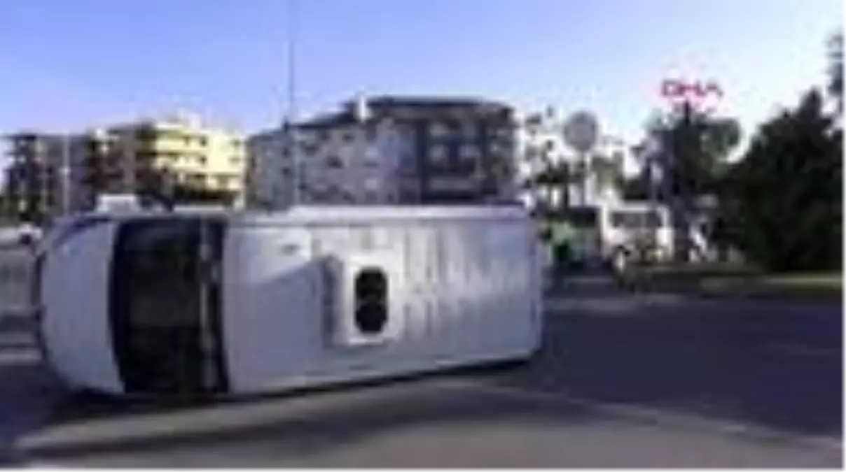 Gazipaşa'da kamyonetle minibüs çarpıştı