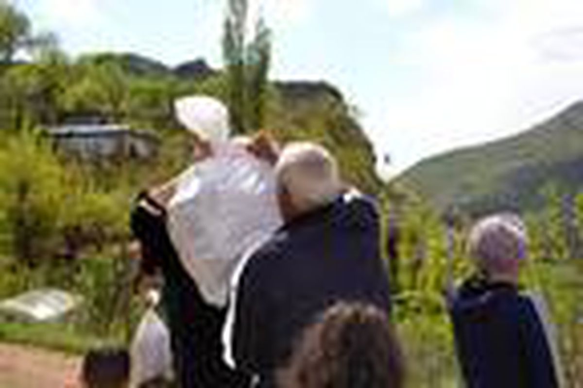 Hayırsever iş adamı memleketine gelip, kapı kapı dolaşarak yardım dağıttı