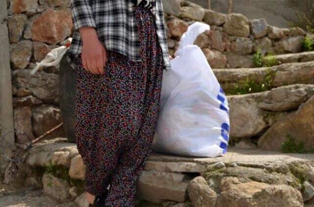 Hayırsever iş adamı memleketine gelip, kapı kapı dolaşarak yardım dağıttı