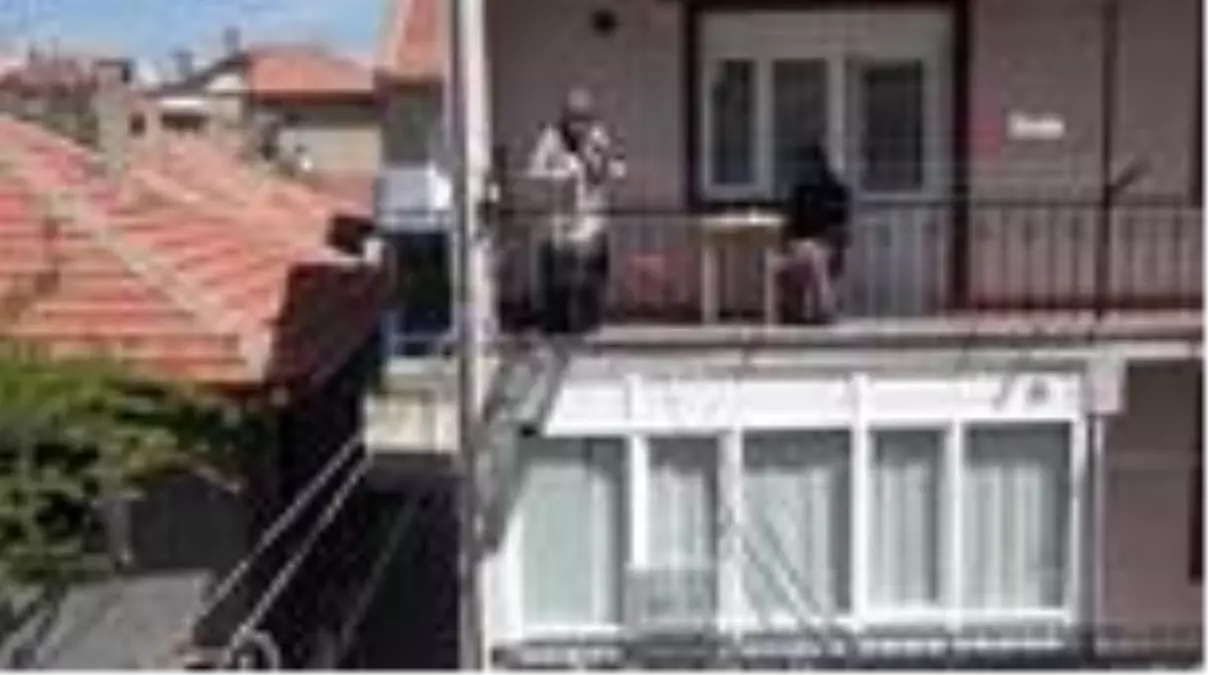 Karşı apartmanda oturan kız kardeşiyle 'teleferik' sistemi sayesinde kahve içebiliyor