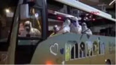 Mardin'de, üstü açık minibüsteki müzisyenlerden moral konseri Mardin'de, üstü açık minibüsteki müzisyenlerden moral konseri