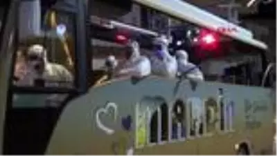 Mardin'de, üstü açık minibüsteki müzisyenlerden moral konseri Mardin'de, üstü açık minibüsteki müzisyenlerden moral konseri
