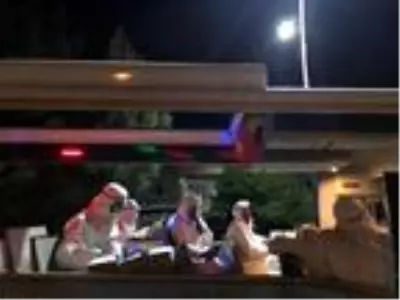 Mardin'de, üstü açık minibüsteki müzisyenlerden moral konseri Mardin'de, üstü açık minibüsteki müzisyenlerden moral konseri