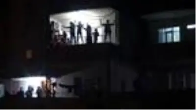 Mardin'de, üstü açık minibüsteki müzisyenlerden moral konseri Mardin'de, üstü açık minibüsteki müzisyenlerden moral konseri