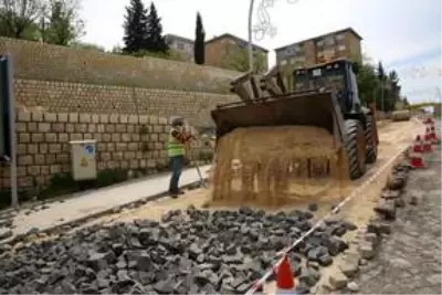 Mardin'deki tarihi caddede yenileme çalışmaları başladı Mardin'deki tarihi caddede yenileme çalışmaları başladı