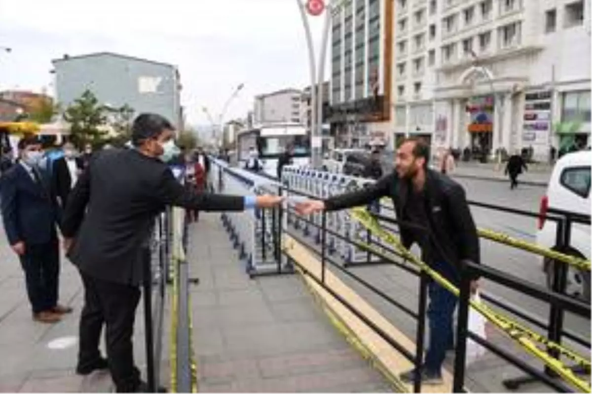 Muş Belediyesi ücretsiz maske dağıttı