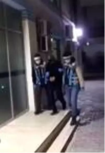 Otomobiline bağladığı akülü arabayla çocuğunu gezdiren baba, bedelini ağır ödedi.