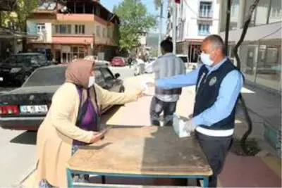 Pazarcık Belediyesi, vatandaşlara maske dağıttı Pazarcık Belediyesi, vatandaşlara maske dağıttı