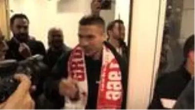 Antalyaspor'un Alman yıldızı Lukas Podolski Müslüm Gürses dinleyip oklavayla yufka açtı Antalyaspor'un Alman yıldızı Lukas Podolski Müslüm Gürses dinleyip oklavayla yufka açtı