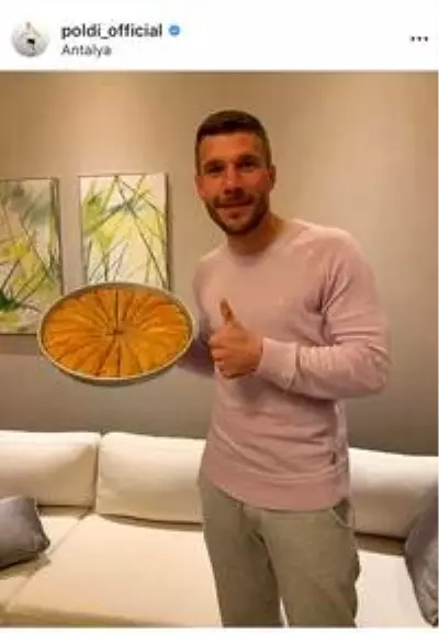 Podolski, Müslüm Gürses dinliyor, oklavayla yufka açıyor Podolski, Müslüm Gürses dinliyor, oklavayla yufka açıyor