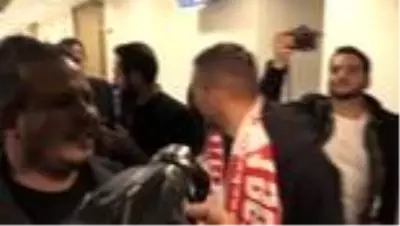 Antalyaspor'un Alman yıldızı Lukas Podolski Müslüm Gürses dinleyip oklavayla yufka açtı Antalyaspor'un Alman yıldızı Lukas Podolski Müslüm Gürses dinleyip oklavayla yufka açtı