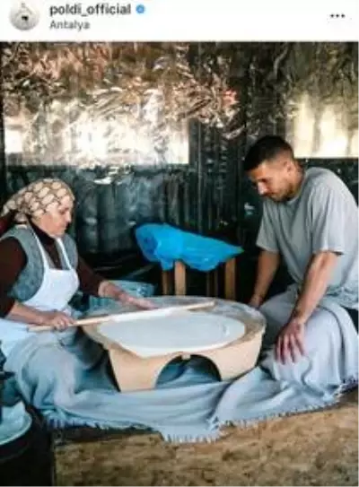 Podolski, Müslüm Gürses dinliyor, oklavayla yufka açıyor Podolski, Müslüm Gürses dinliyor, oklavayla yufka açıyor