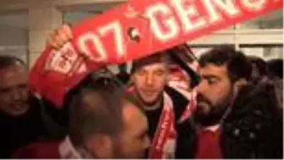 Antalyaspor'un Alman yıldızı Lukas Podolski Müslüm Gürses dinleyip oklavayla yufka açtı Antalyaspor'un Alman yıldızı Lukas Podolski Müslüm Gürses dinleyip oklavayla yufka açtı