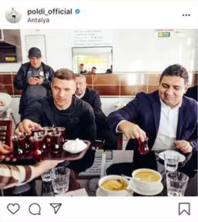 Podolski, Müslüm Gürses dinliyor, oklavayla yufka açıyor Podolski, Müslüm Gürses dinliyor, oklavayla yufka açıyor