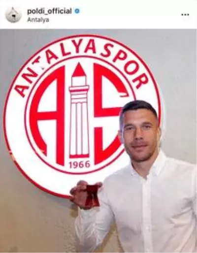 Podolski, Müslüm Gürses dinliyor, oklavayla yufka açıyor Podolski, Müslüm Gürses dinliyor, oklavayla yufka açıyor