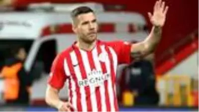 Antalyaspor'un Alman yıldızı Lukas Podolski Müslüm Gürses dinleyip oklavayla yufka açtı Antalyaspor'un Alman yıldızı Lukas Podolski Müslüm Gürses dinleyip oklavayla yufka açtı