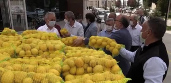 Sağlık çalışanlarına limon dağıtıldı