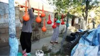 Sokağa çıkma kısıtlamasında evlerinin bahçesini renklendirdiler